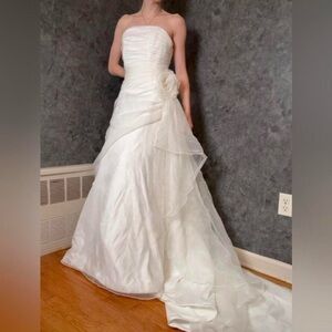 Vintage Y2K Venus Bridal Wedding Dress – Strapless Ruched Gown with Flower